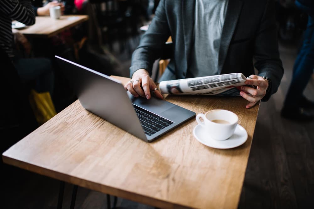 Entrepreneur parcourant les médias