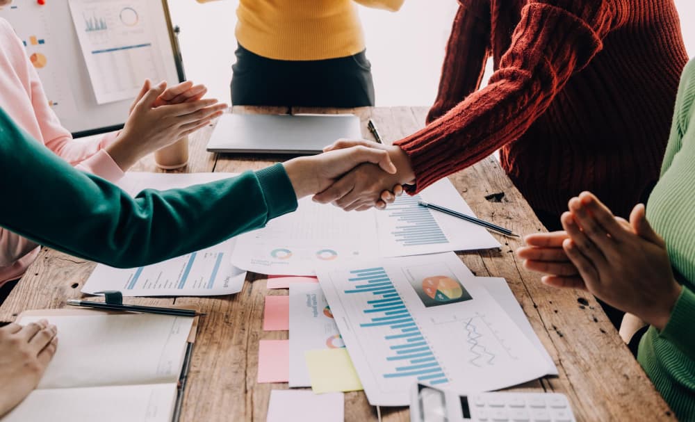 Poignée de main de femme