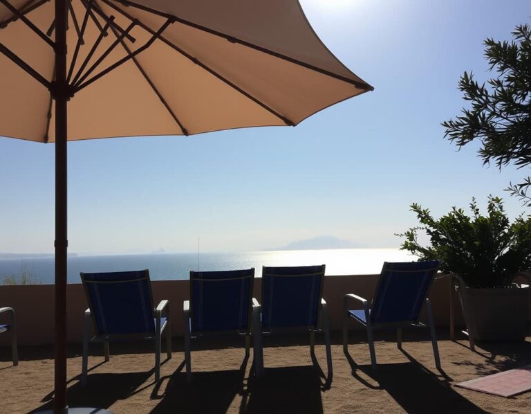 Des chaises sous un grand parasol