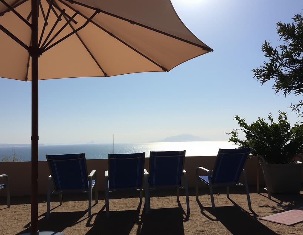 Des chaises sous un grand parasol