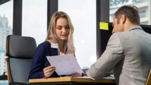 Des collègues qui font des papiers au bureau
