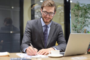 Expert comptable dans son bureau travaille