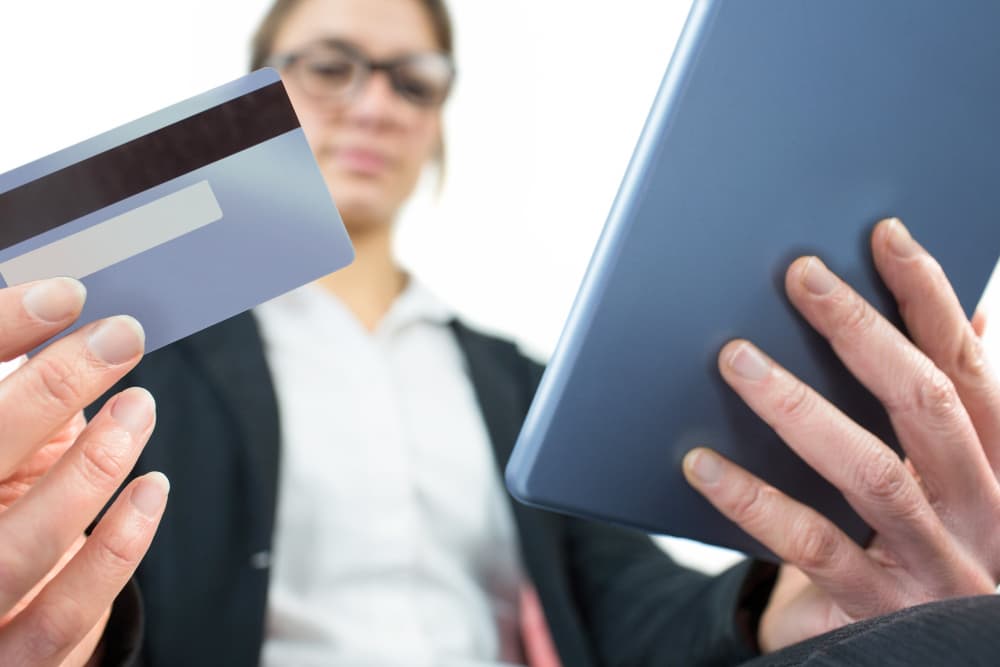 Femme avec tablet pc