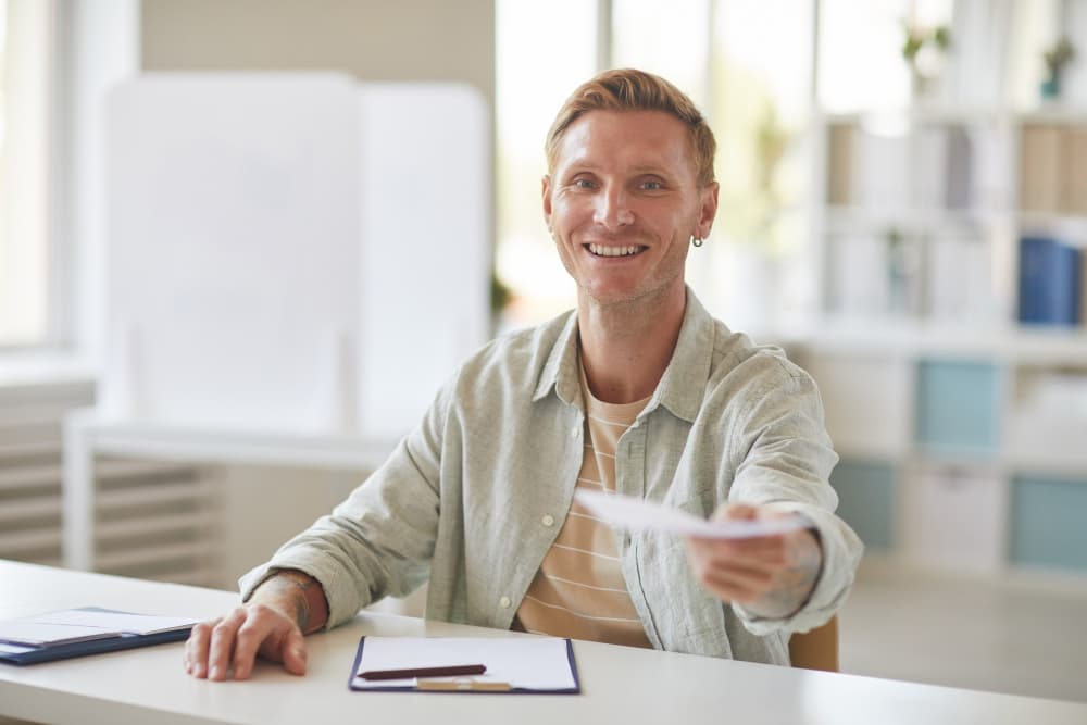 Homme avec cheque dans les mains