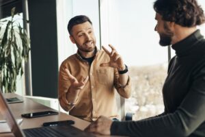 Partenaires commerciaux assis au bureau