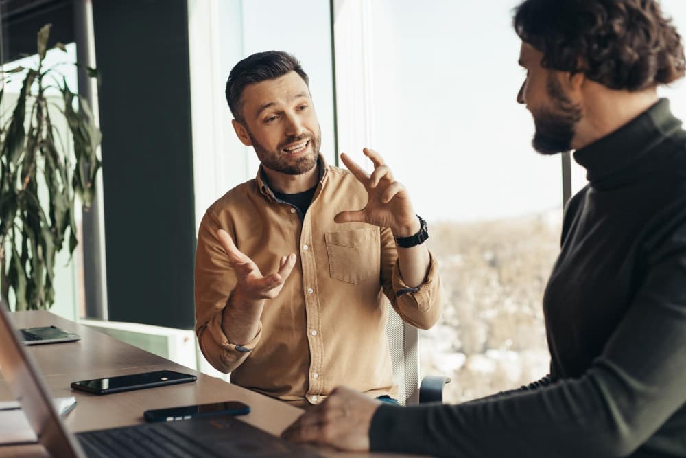 Partenaires commerciaux assis au bureau