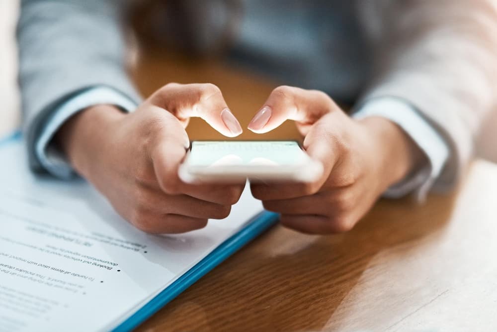 Personne mains et bavarder avec écran du téléphone