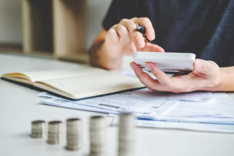Homme utilisant un téléphone portable sur une table