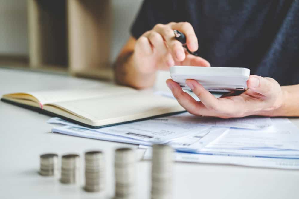 Homme utilisant un téléphone portable sur une table