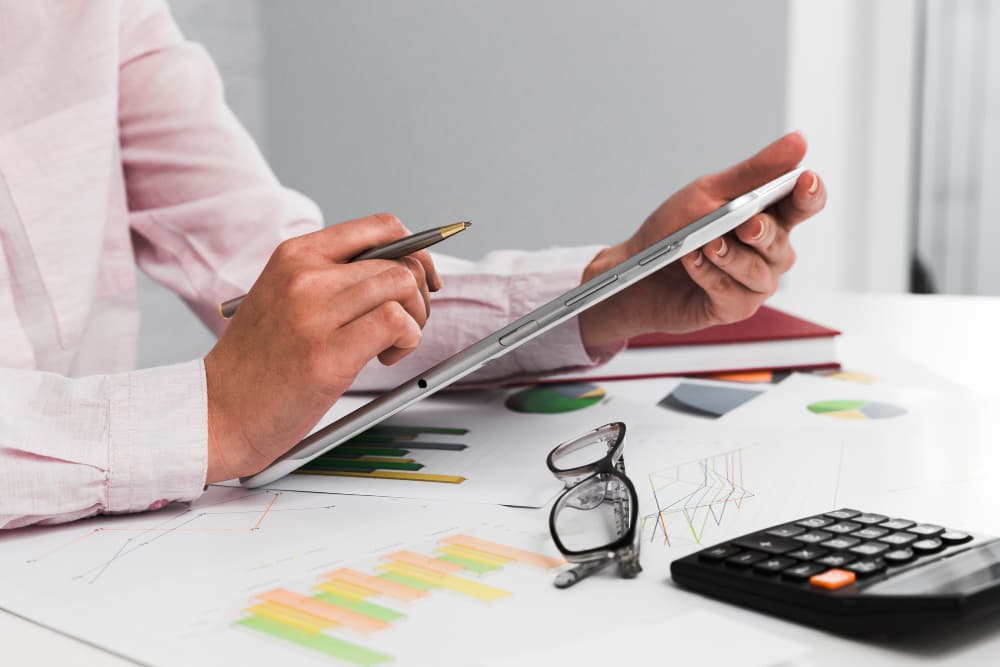 Expert comptable travaillant dans un bureau
