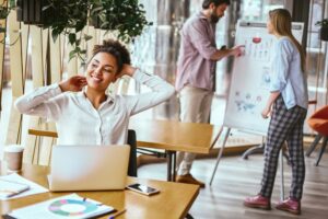 Femme assise a un bureau